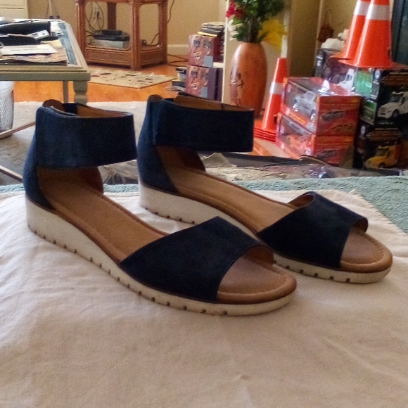 Sandals - Picture 2 of 6